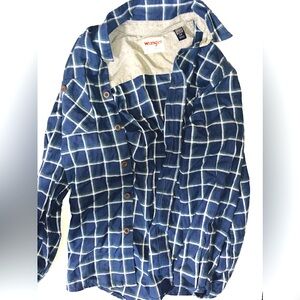 Wrangler Mens small navy blue and white stripped pattern Button up blouse/shirt